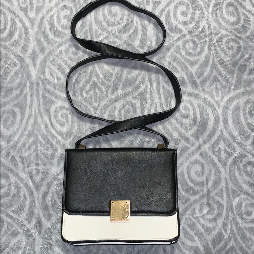 Adorable cross body bag! From francescas